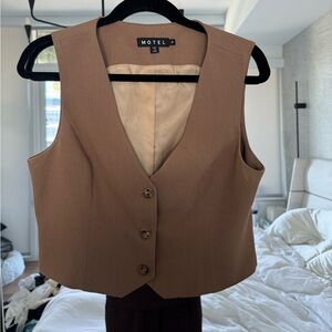 Teddy colored cropped button vest